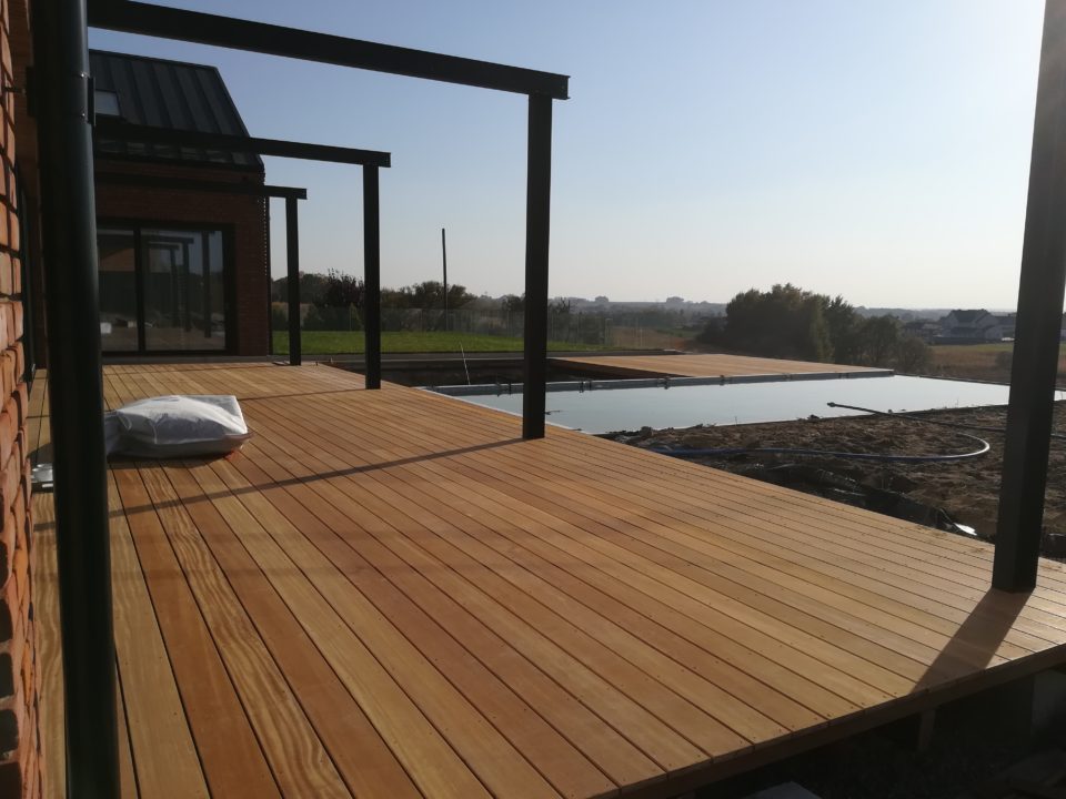 Drewniany taras przy basenie
