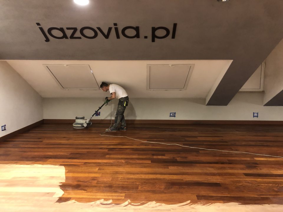 Renowacja podłogi drewnianej merbau