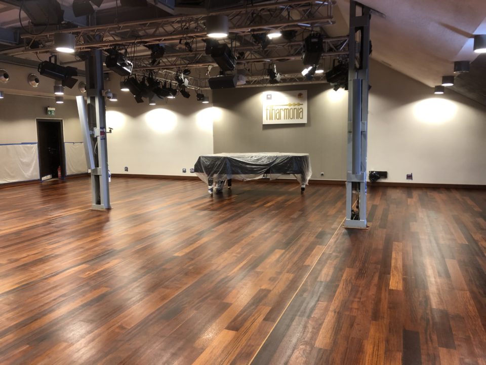 Renowacja podłogi drewnianej w sali koncertowej w budynku Centrum Kultury Jazovia w Gliwicach