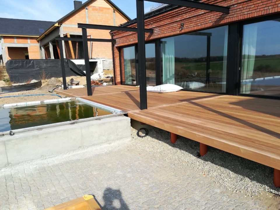 Budowa drewnianego tarasu wokół basenu