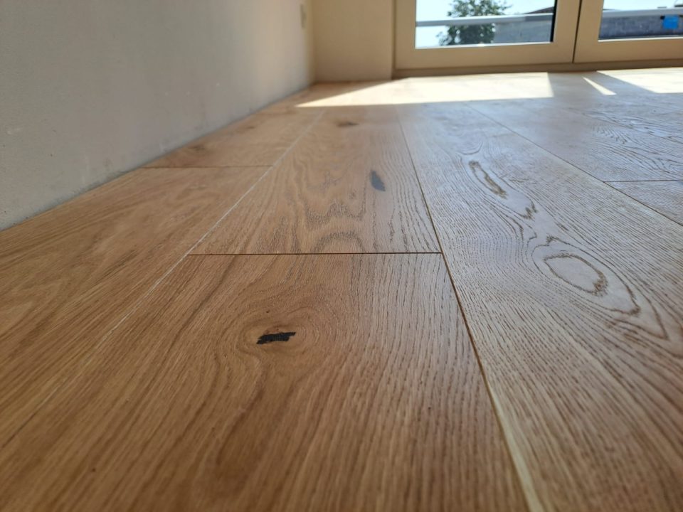 Montaż podłogi drewnianej w budynku jednorodzinnym w Wielowsi