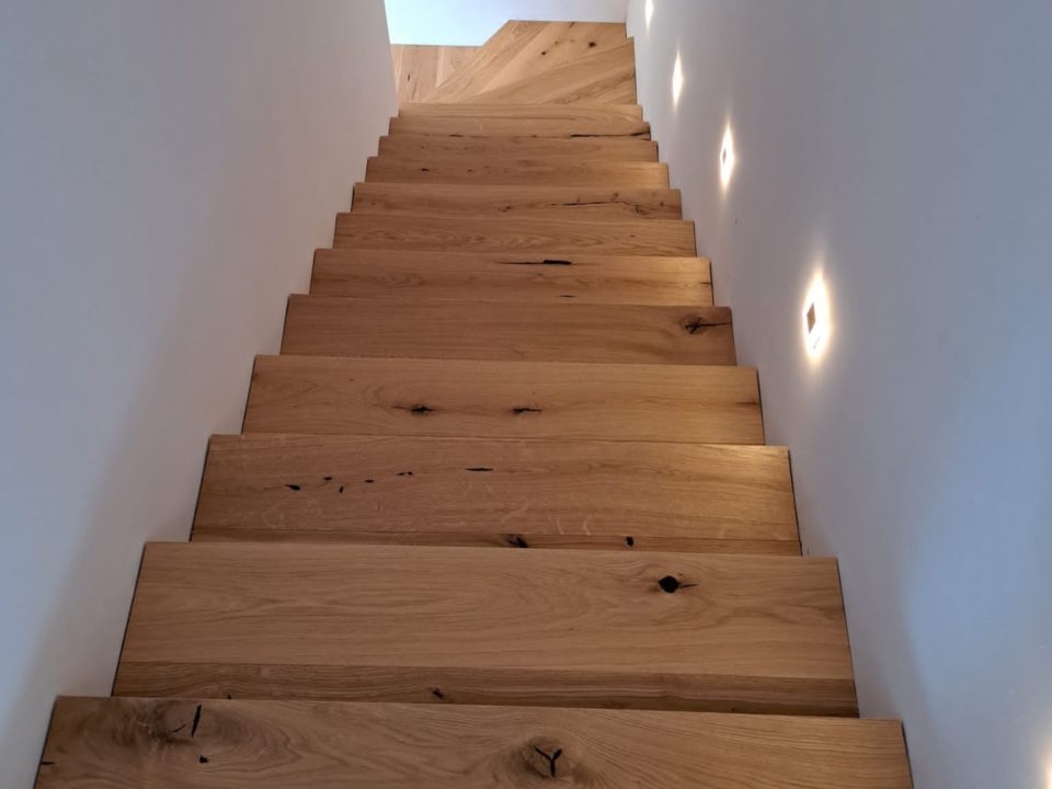 Schody drewniane – realizacja w budynku jednorodzinnym w Wielowsi
